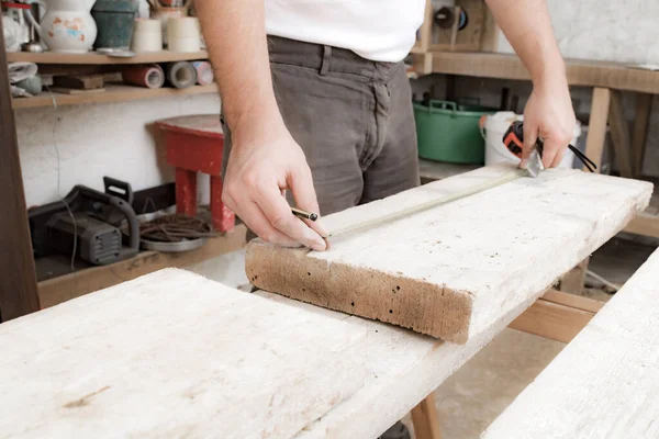 Carpinteiro Masculino Trabalhando Com Material Madeira Uma Garagem — Fotografia de Stock