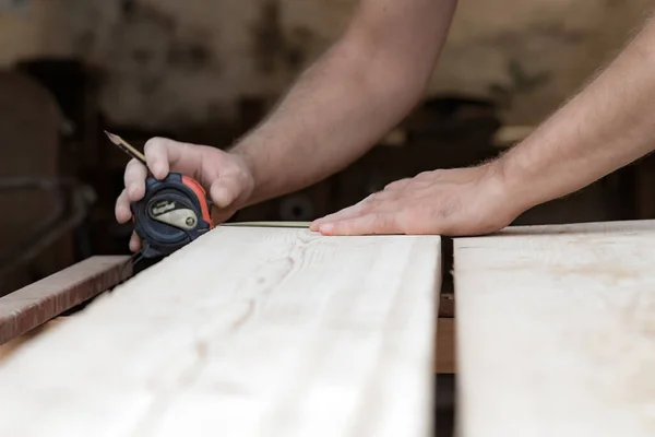 男木匠在车库里用木料干活 — 图库照片