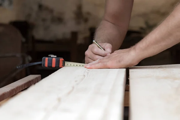 Falegname Maschio Che Lavora Con Materiale Legno Garage — Foto Stock