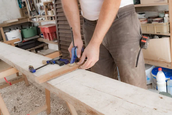 Tischler Arbeitet Einer Garage Mit Holzmaterial — Stockfoto