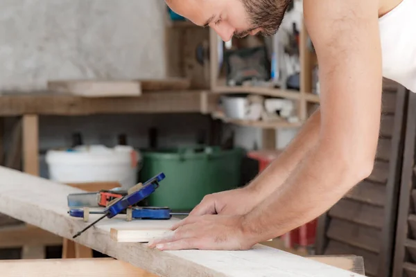 Falegname Maschio Che Lavora Con Materiale Legno Garage — Foto Stock