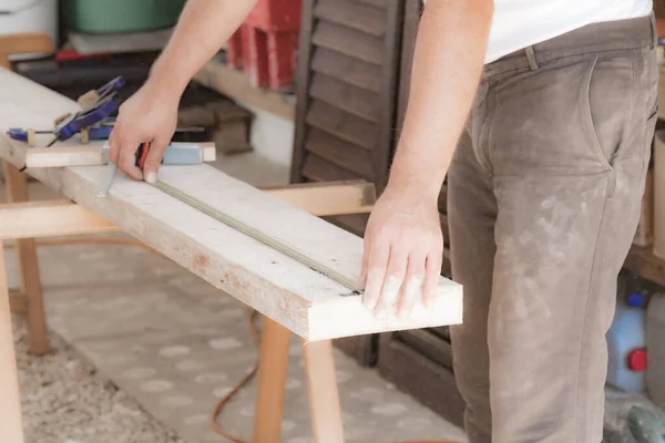 Carpinteiro Masculino Trabalhando Com Material Madeira Uma Garagem — Fotografia de Stock