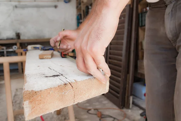 Carpinteiro Masculino Trabalhando Com Material Madeira Uma Garagem — Fotografia de Stock