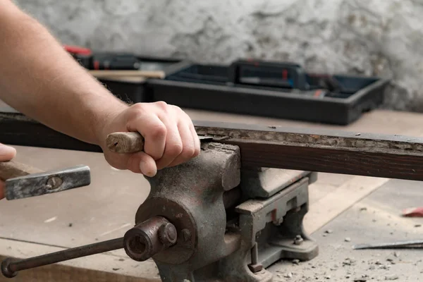 Erkek marangoz eski usul ahşap üzerinde çalışıyor..