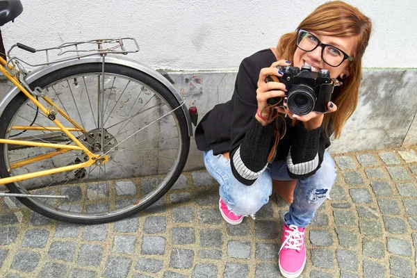 Giovane Donna Caucasica Con Vecchia Bicicletta Con Fotocamera Vintage Scattare — Foto Stock