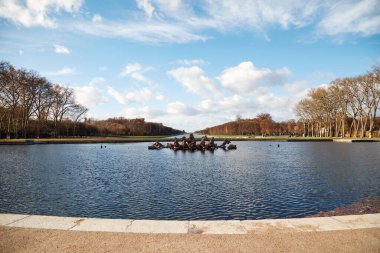 Sonbahar mevsiminde hiç ziyaretçisi olmayan Versailles Bahçeleri.