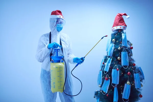 Descontaminación Gérmenes Con Pulverizador Celebrando Navidad Año Nuevo Cuarentena Durante —  Fotos de Stock