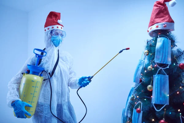 Ontsmetting Van Ziektekiemen Met Een Sproeiapparaat Kerst Oudejaarsavond Quarantaine Vieren — Stockfoto