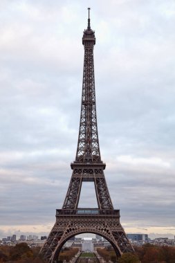 Eiffel kulesi Trocadero 'dan görüldüğü gibi Paris, Fransa.