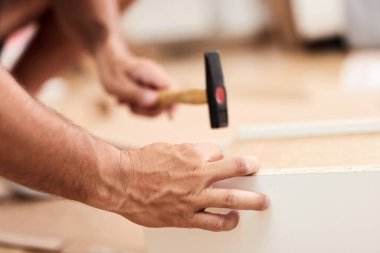 Tamirci yeni dairede mobilya montajı yapıyor, taşınıyor ve çok çalışıyor..