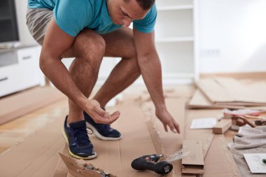 Tamirci yeni dairede mobilya montajı yapıyor, taşınıyor ve çok çalışıyor..