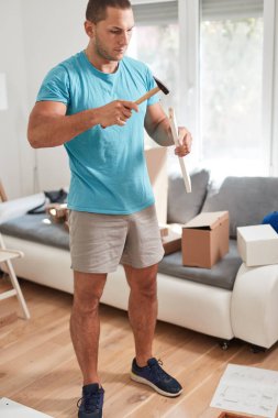 Yeni dairede mobilya montajı, taşınma ve çalışkanlık..