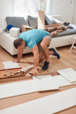 Yeni dairede mobilya montajı, taşınma ve çalışkanlık..