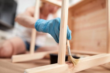 Küçük kız yeni dairede mobilya boyayıp montajlıyor, taşınıyor ve çok çalışıyor..