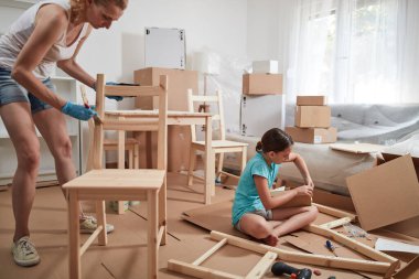 Anne ve kız yeni dairede mobilya boyayıp montajlıyorlar, taşınıyorlar ve çalışkan oluyorlar..