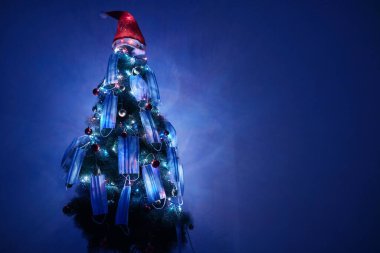 Cerrahi maskelerle süslenmiş Noel ağacı - virüs salgını 2020 / 2021 sosyal mesafesi, tecrit ve karantina izolasyonu.