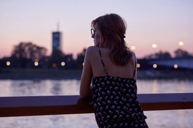 Şehir merkezinde yalnız bir kadın duruyor..