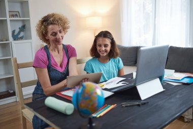 Virüsler, grip ve mevsimsel salgın zamanında özel öğretmen / anneyle evde eğitim görüyor..