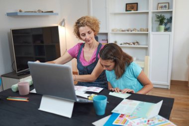 Virüsler, grip ve mevsimsel salgın zamanında özel öğretmen / anneyle evde eğitim görüyor..