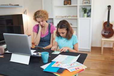 Virüsler, grip ve mevsimsel salgın zamanında özel öğretmen / anneyle evde eğitim görüyor..