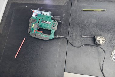 Elektrikli testere - ahşap tamir ve kesmek için tamirci aracı.