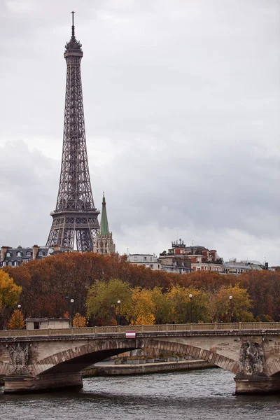 Sonbahar Yapraklı Eyfel Kulesi Paris Fransa — Stok fotoğraf