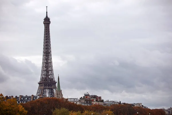 Eiffeltoren Met Herfstbladeren Parijs Frankrijk — Stockfoto