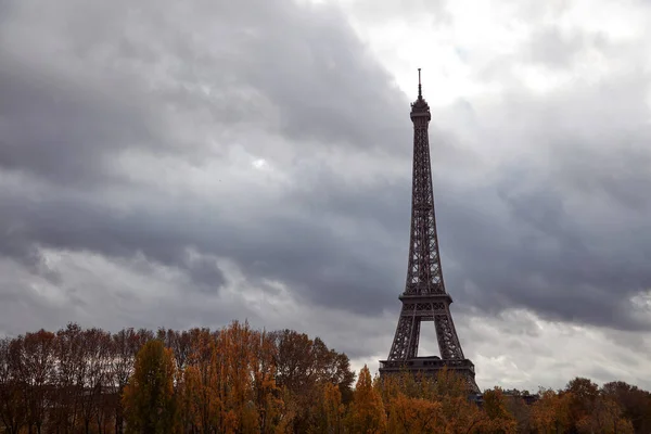 Sonbahar Yapraklı Eyfel Kulesi Paris Fransa — Stok fotoğraf