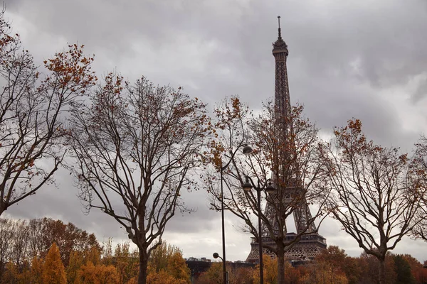 Eiffeltoren Met Herfstbladeren Parijs Frankrijk — Stockfoto