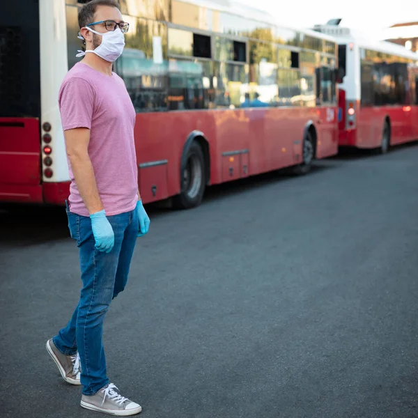 Man Met Medisch Beschermend Masker Handschoenen Wachtend Bus Een Openbaar — Stockfoto