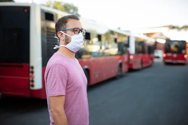 Hombre Con Máscara Protección Médica Guantes Esperando Autobús Una Estación —  Fotos de Stock