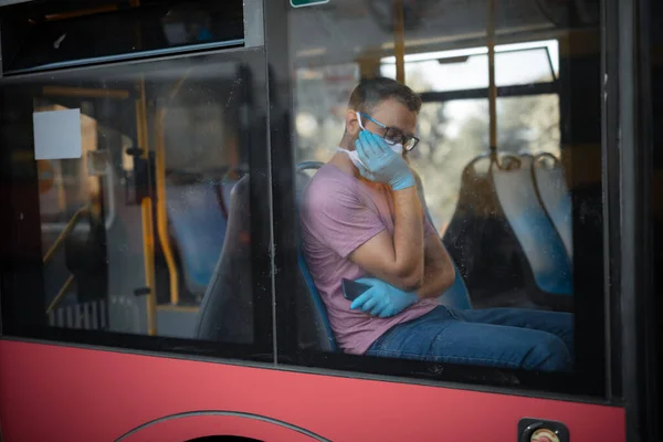 Man Met Medisch Beschermmasker Handschoenen Zittend Een Emtpy Bus — Stockfoto