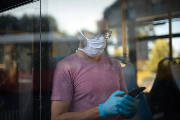 Man Met Medisch Beschermmasker Handschoenen Zittend Een Emtpy Bus — Stockfoto