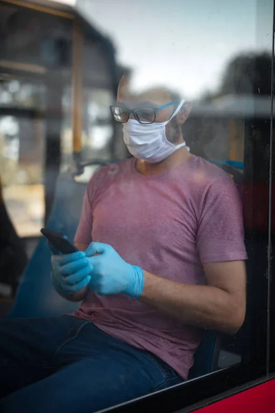 Man Met Medisch Beschermmasker Handschoenen Zittend Een Emtpy Bus — Stockfoto