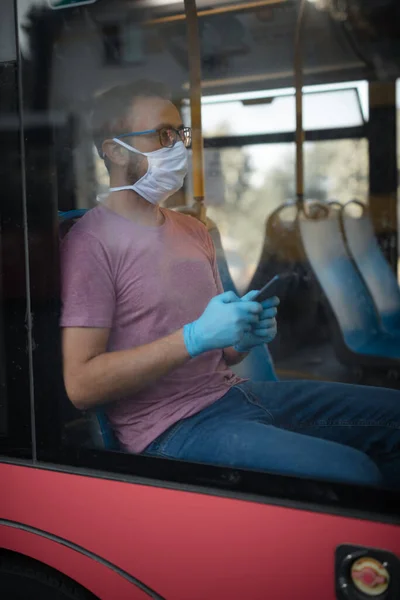 Man Met Medisch Beschermmasker Handschoenen Zittend Een Emtpy Bus — Stockfoto