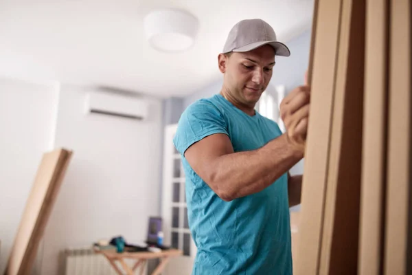 Travailleur Manuel Assemblant Des Meubles Dans Nouvel Appartement Emménageant Travaillant — Photo