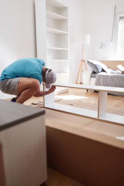 Handyman Werknemer Monteren Meubels Een Nieuw Appartement Verhuizen Hardwerkende — Stockfoto