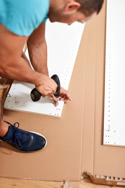 Mann Baut Möbel Neuer Wohnung Zusammen Zieht Ein Und Ist — Stockfoto