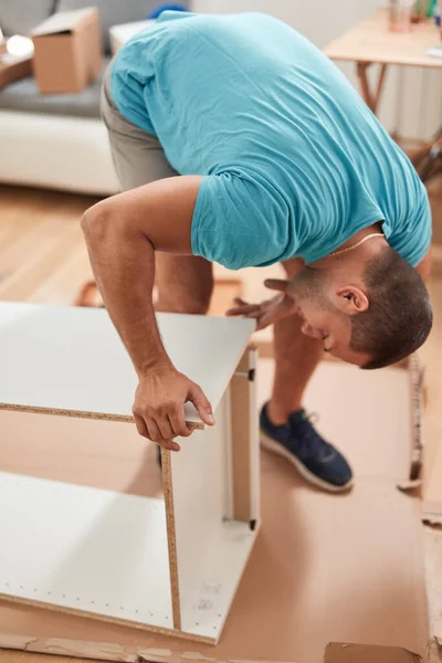 Hombre Armando Muebles Nuevo Apartamento Mudándose Siendo Trabajador —  Fotos de Stock