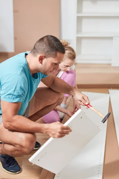 Esposo Esposa Ensamblando Nuevos Muebles Renovación Concepto Hogar — Foto de Stock