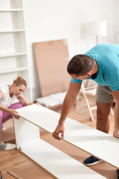 Муж Жена Собирают Новую Мебель Концепция Реновационного Дома — стоковое фото