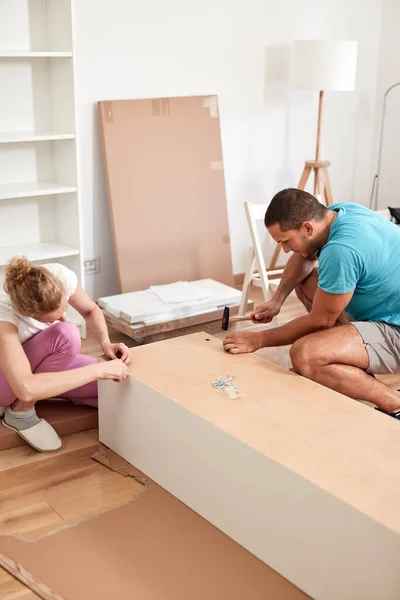 Husband Wife Assembling New Furniture Renovation Home Concept — Stock Photo, Image