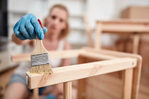 Muchacha Pequeña Pintando Montando Muebles Apartamento Nuevo Mudándose Siendo Trabajadora — Foto de Stock