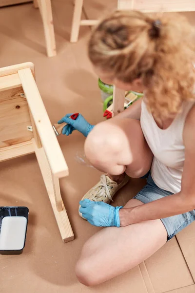 Muchacha Pequeña Pintando Montando Muebles Apartamento Nuevo Mudándose Siendo Trabajadora — Foto de Stock