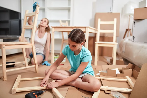 Madre Hija Pintando Montando Muebles Apartamento Nuevo Mudándose Trabajando Duro — Foto de Stock