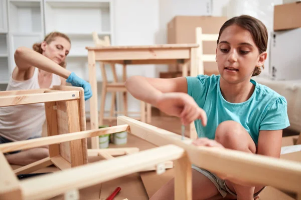 Madre Hija Pintando Montando Muebles Apartamento Nuevo Mudándose Trabajando Duro — Foto de Stock