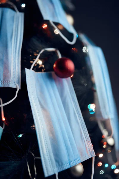 Χριστουγεννιάτικο Δέντρο Διακοσμημένο Χειρουργικές Μάσκες Απεικόνιση Της Πανδημίας Του Ιού — Φωτογραφία Αρχείου
