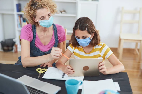 Kindertehuis Dat Onderwijs Studeert Thuisonderwijs Geeft Met Privéleraar Moeder Tijd — Stockfoto