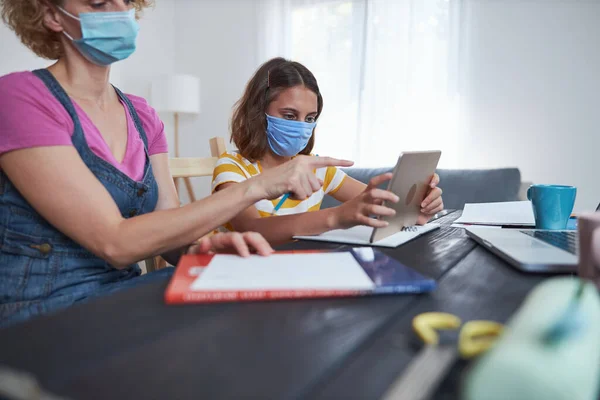 Kindertehuis Dat Onderwijs Studeert Thuisonderwijs Geeft Met Privéleraar Moeder Tijd — Stockfoto