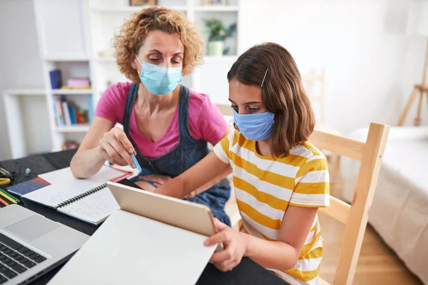 Kindertehuis Dat Onderwijs Studeert Thuisonderwijs Geeft Met Privéleraar Moeder Tijd — Stockfoto